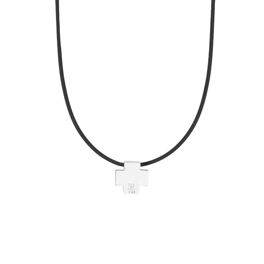 Cadena de caucho con dije de cruz en plata fina de ley