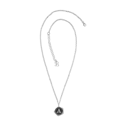 Collar inicial con terminado vintage en plata de ley