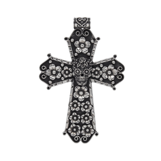 Dije en cruz con calavera y flores con terminado vintage en plata de ley