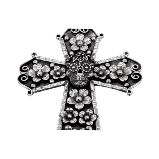 Dije en cruz con calavera y flores con terminado vintage en plata de ley