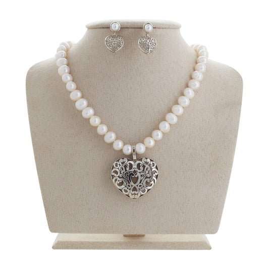 Juego de collar de perlas y aretes corazón calado
