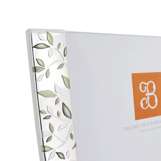 Marco diseño árbol hojas verdes en baño de plata horizontal