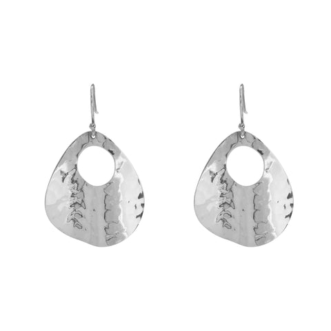 Aretes gota doblada martillada en plata