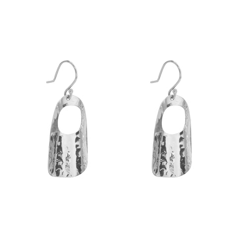 Aretes gota doblada martillada en plata