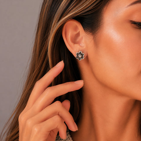 Aretes de flor con terminado vintage en plata de ley