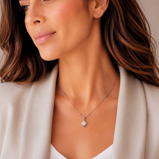 Collar plata liquida de ley  con dije en rombo opalo blanco