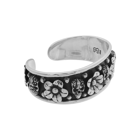 Brazalete ajustable con flores en acabado oxidado en plata