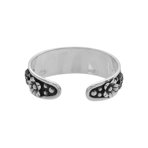 Brazalete ajustable con flores en acabado oxidado en plata
