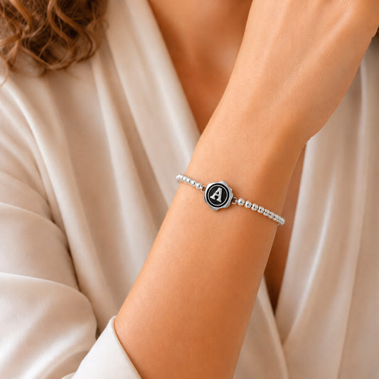 Pulsera inicial con terminado vintage en plata de ley