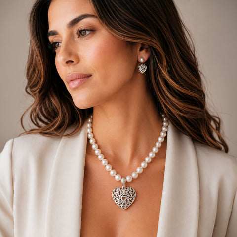 Juego de collar de perlas y aretes corazón calado
